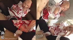 Một cô gái cosplay xinh đẹp mỉm cười và ngậm một con cặc trong miệng